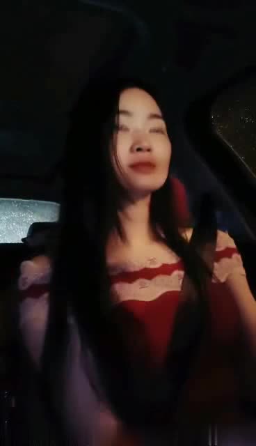 户外网红大美女开车在外边全裸露奶诱惑 手指扣B大秀