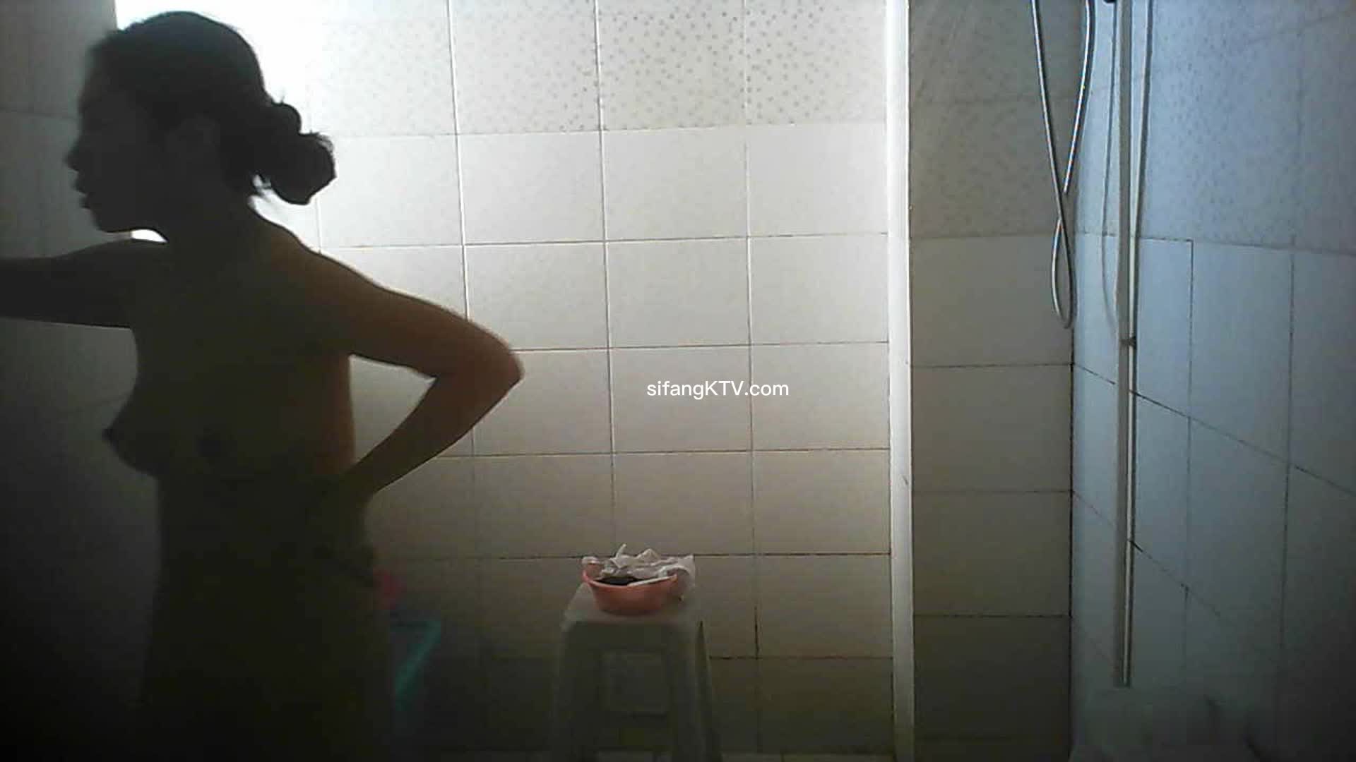 ★☆福利分享☆★大学保安女生宿舍暗藏摄像头偷窥3位漂亮女生洗澡嘘嘘