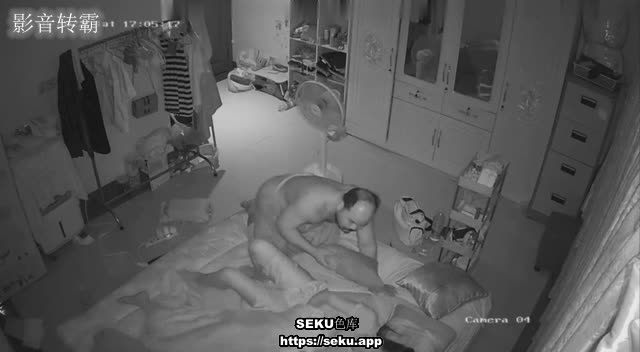 「黑客破解」 老公不在家 小姐姐被黝黑大叔骗开房门扒光衣服强上 肉身施舍女菩萨