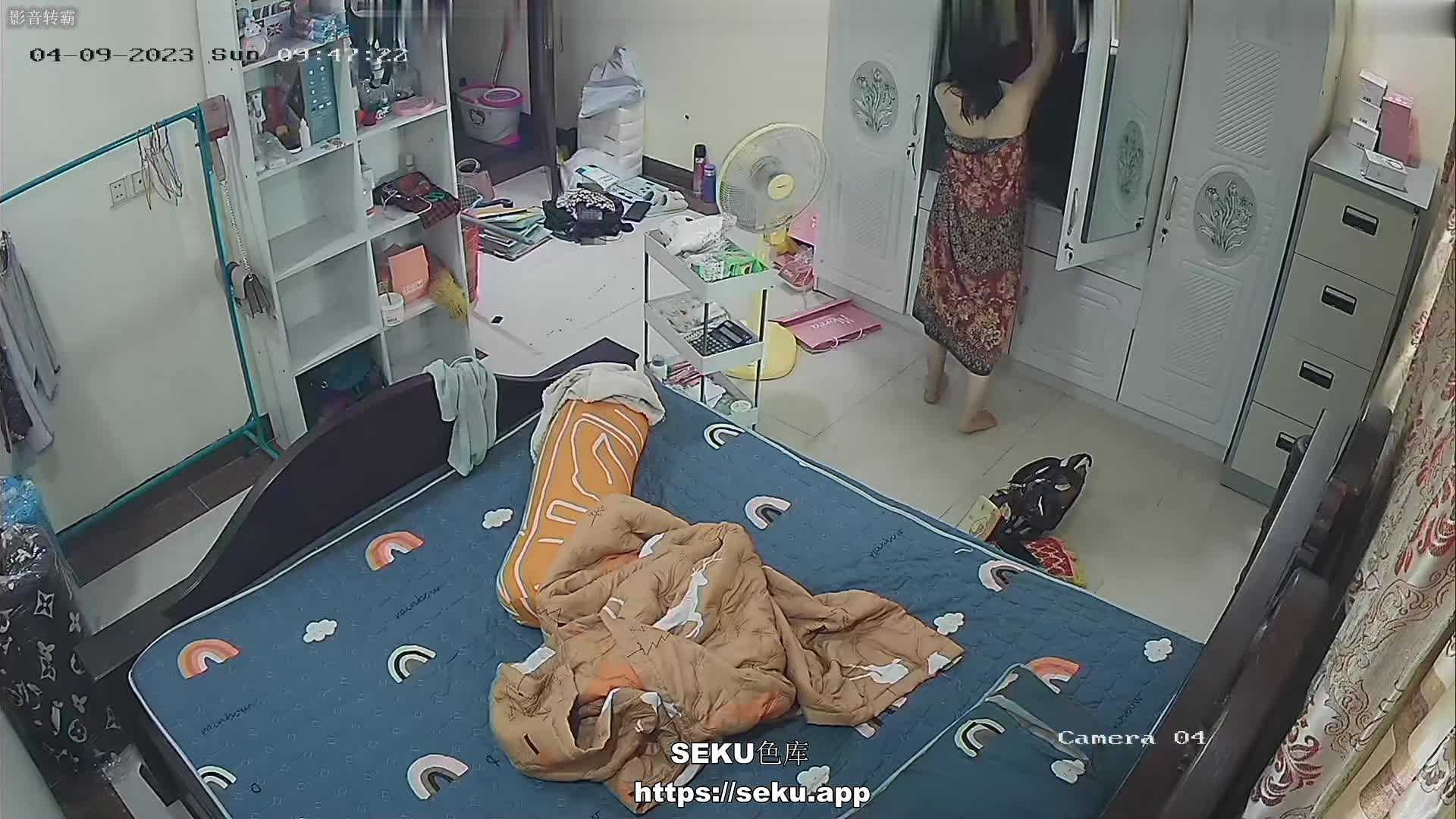 「黑客破解」 老公不在家 小姐姐被黝黑大叔骗开房门扒光衣服强上 肉身施舍女菩萨 (2)