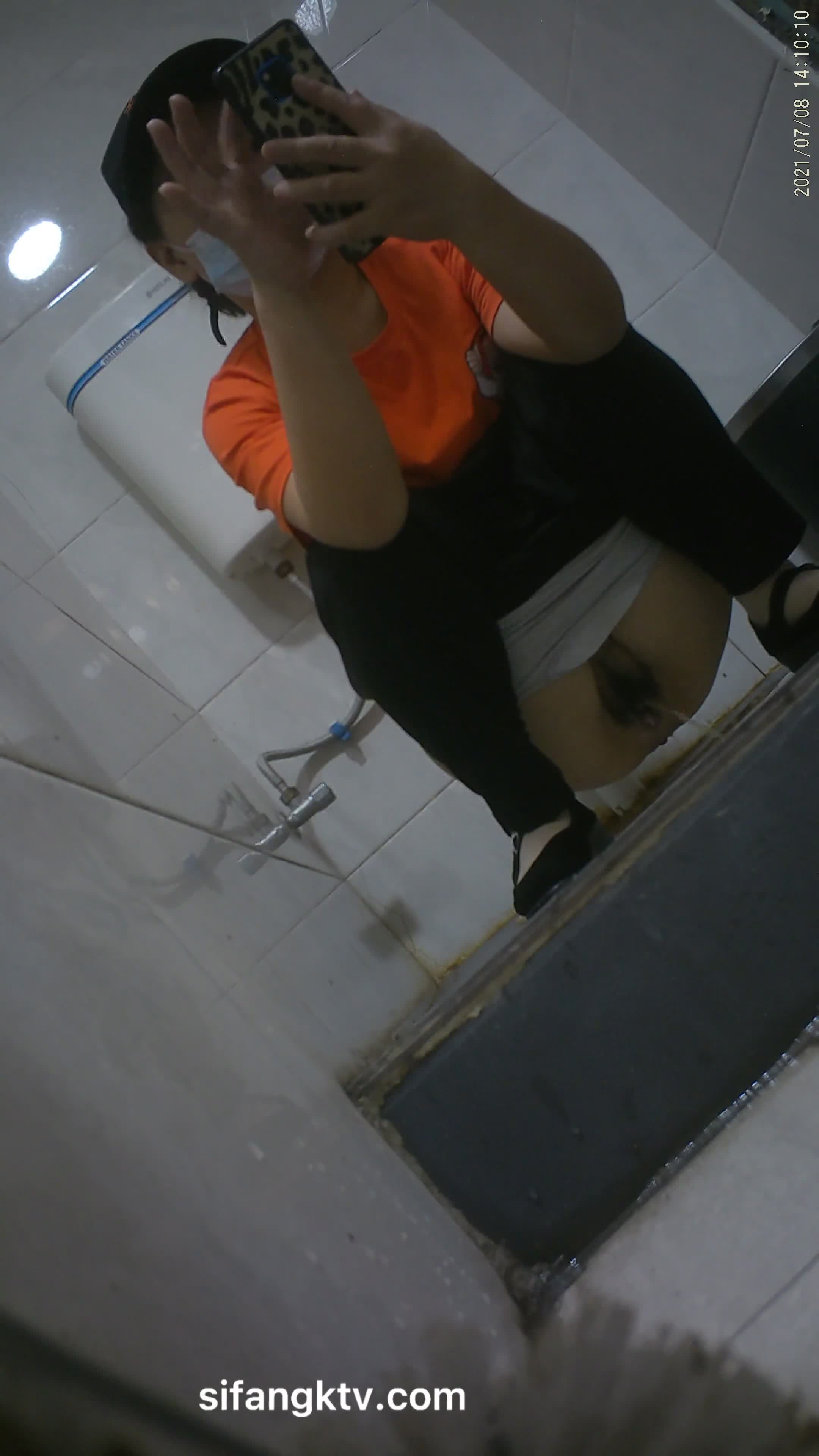 ★☆福利分享☆★大神潜入直播基地偷拍多位美女主播嘘嘘好多极品嫩鲍 (2)