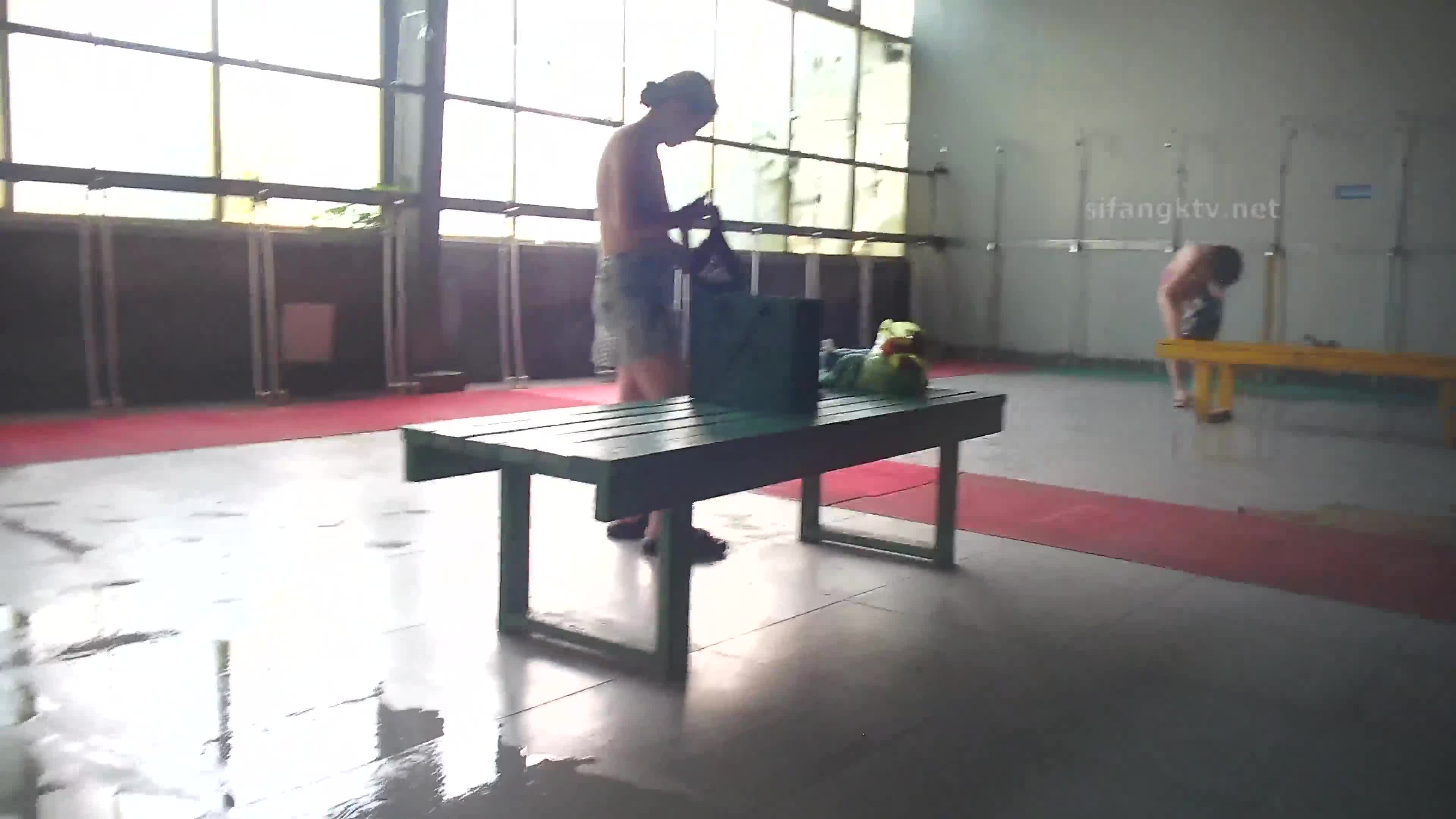 ★☆高端泄密☆★十二月最新流出大神潜入水上乐园淋浴室偷拍美女洗澡奇芭的高颜值靓妹化完妆才去淋浴