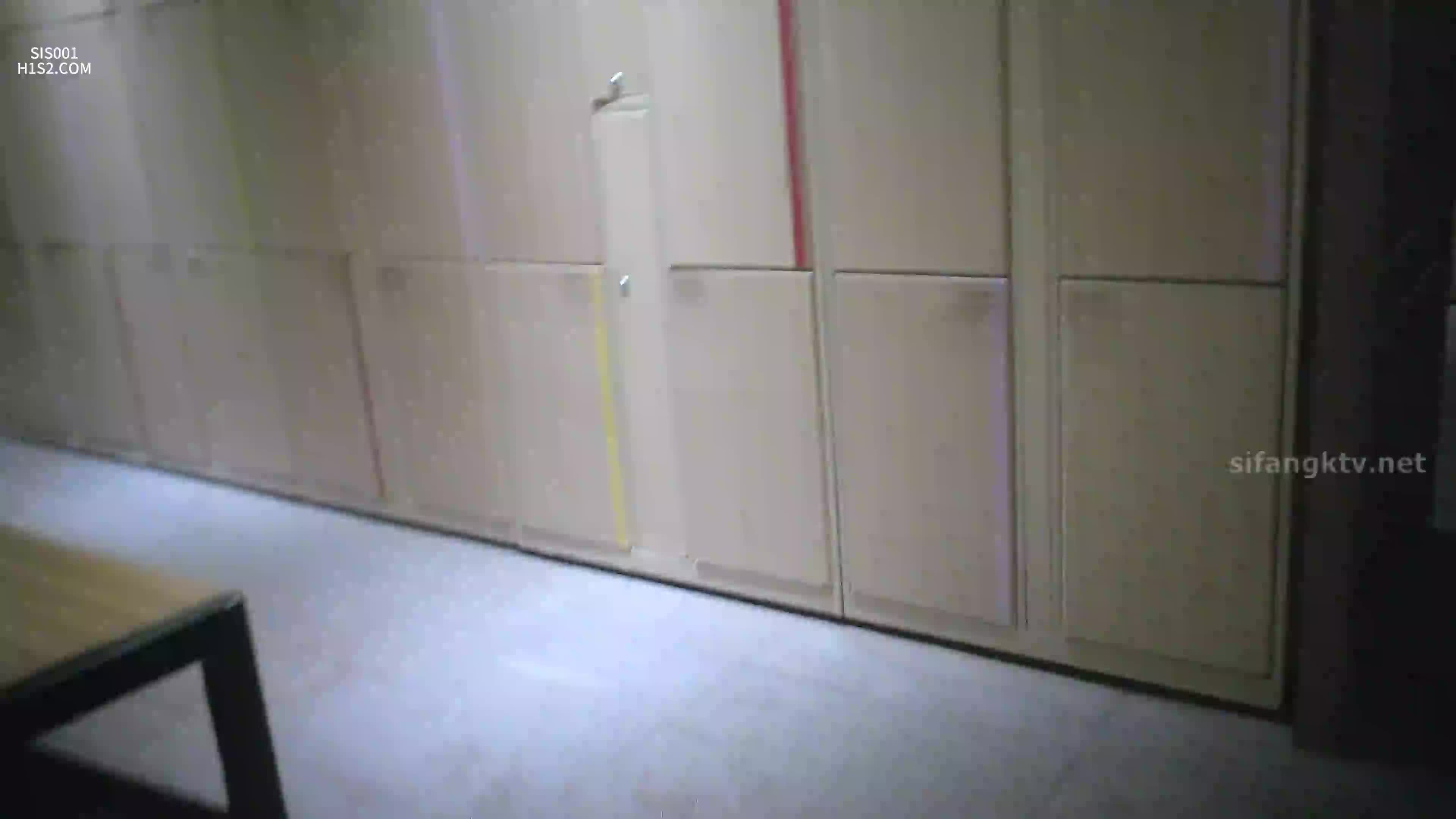 ★☆高端泄密☆★最新国内某地的泳池温泉乐园更衣室内，高清4K偷拍 小仙女少妇们脱光光，三个年轻极品美眉和几位韵味少妇