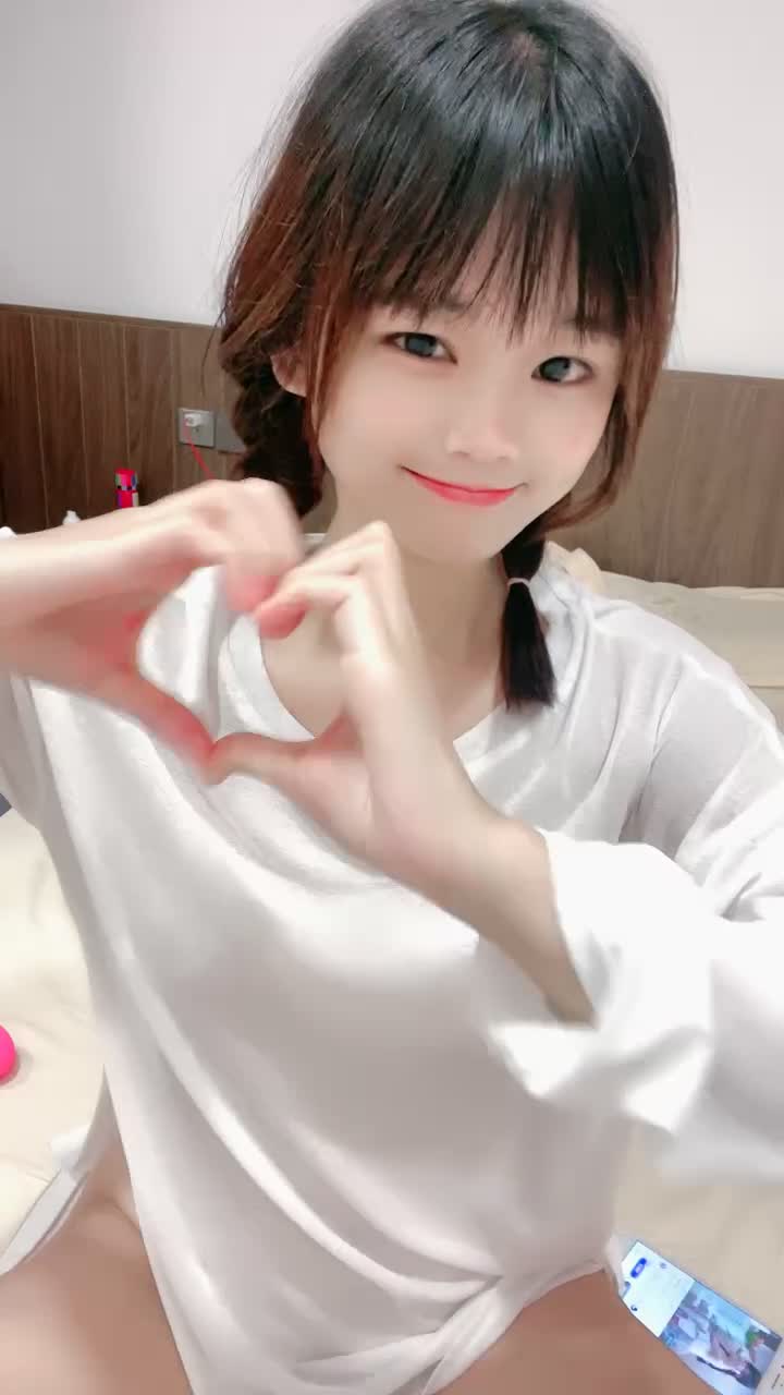 两根小辫子萌妹 娇小身材双脚夹着假屌插穴 翘起双腿扣穴 用笔猛捅浪叫呻吟