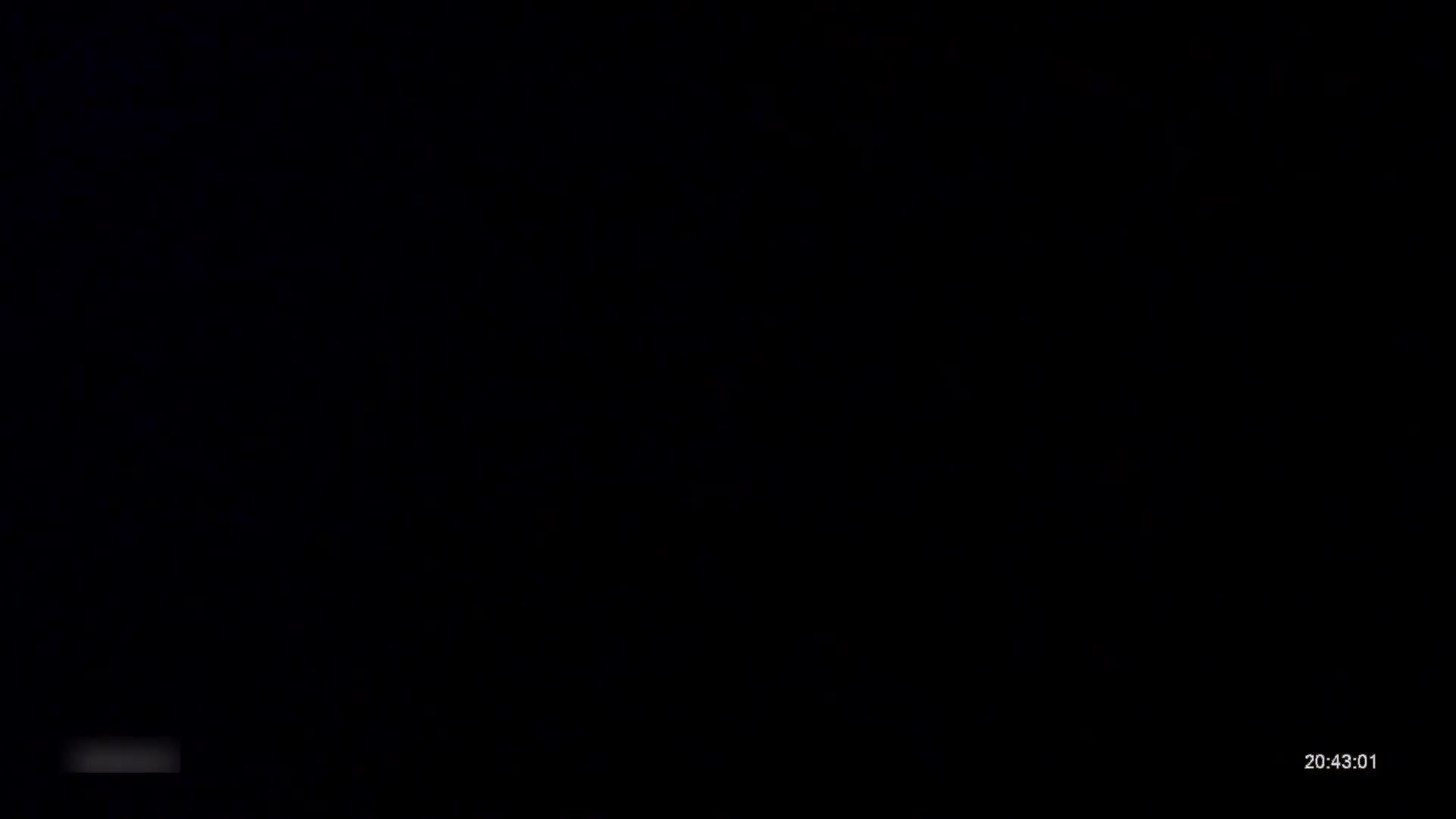 kcf9.com-冒死爬窗偷窥房东的女儿洗澡差点被她发现