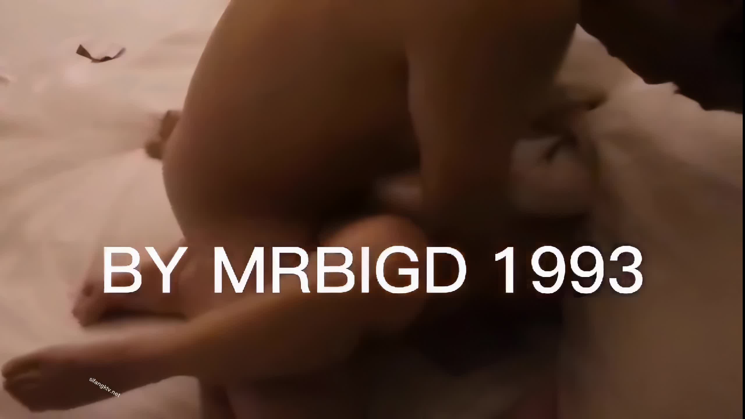 ★☆极品流出☆★2023年11月新作合集，专业摄影师【MRBIGD 1993】，公园、餐厅、书店、高铁站、机场、餐厅露出，唯美大作赏心悦目，挑战感官刺激！ (2)