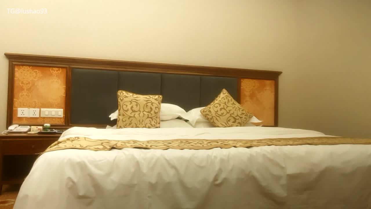 ★☆【赵探花】★☆深夜相约长腿少妇，黑丝高跟好饥渴，沙发上插入骚穴叫声震天，精彩刺激！