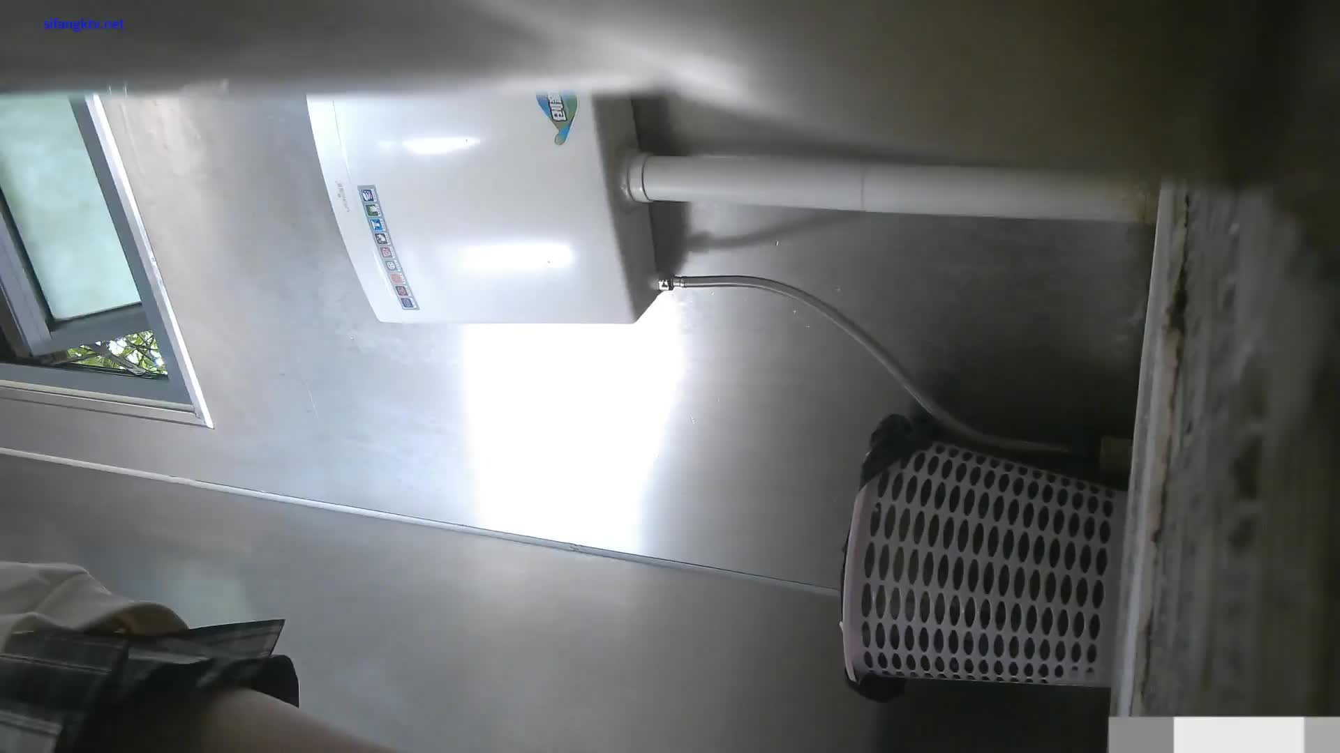 ★☆高端泄密☆★风景区蜂拥来放尿的女神,有个极品JK裙小姐姐,还有个妹子发现偷拍镜头用手机拍下来