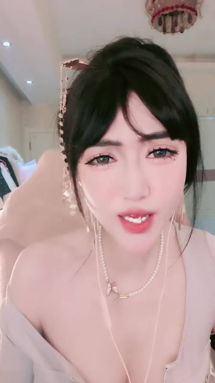 kcf9.com-极品尤物网红女神！吊带丝袜脱衣舞！双指扣弄骚穴，粗大假吊抽插，骑乘位套弄