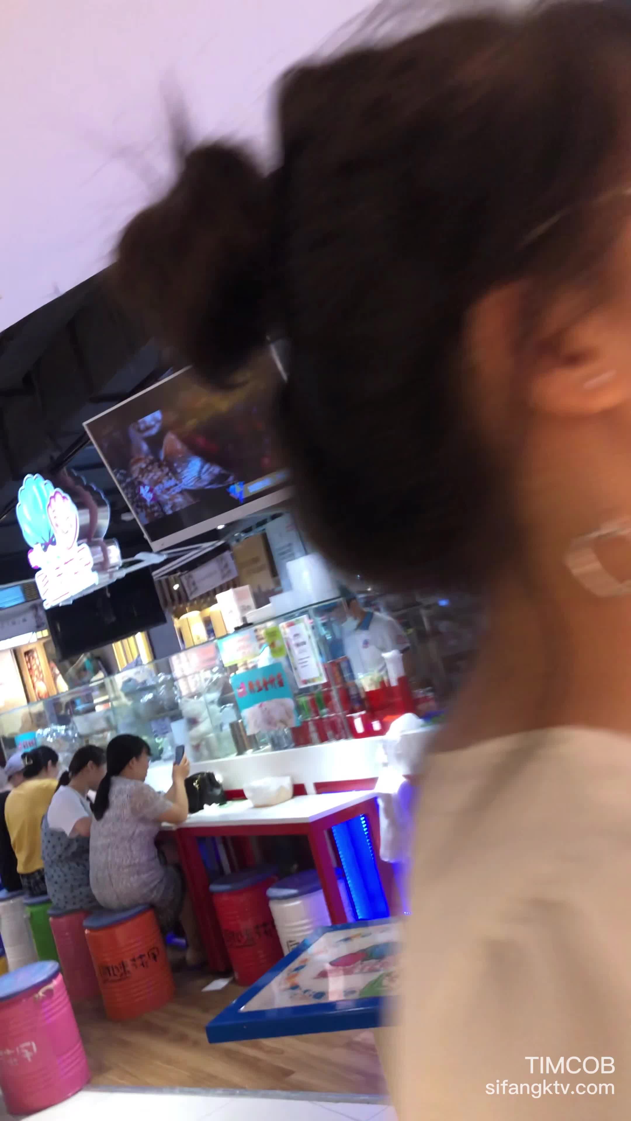 商场一路跟踪抄底几个不错的嫩妹