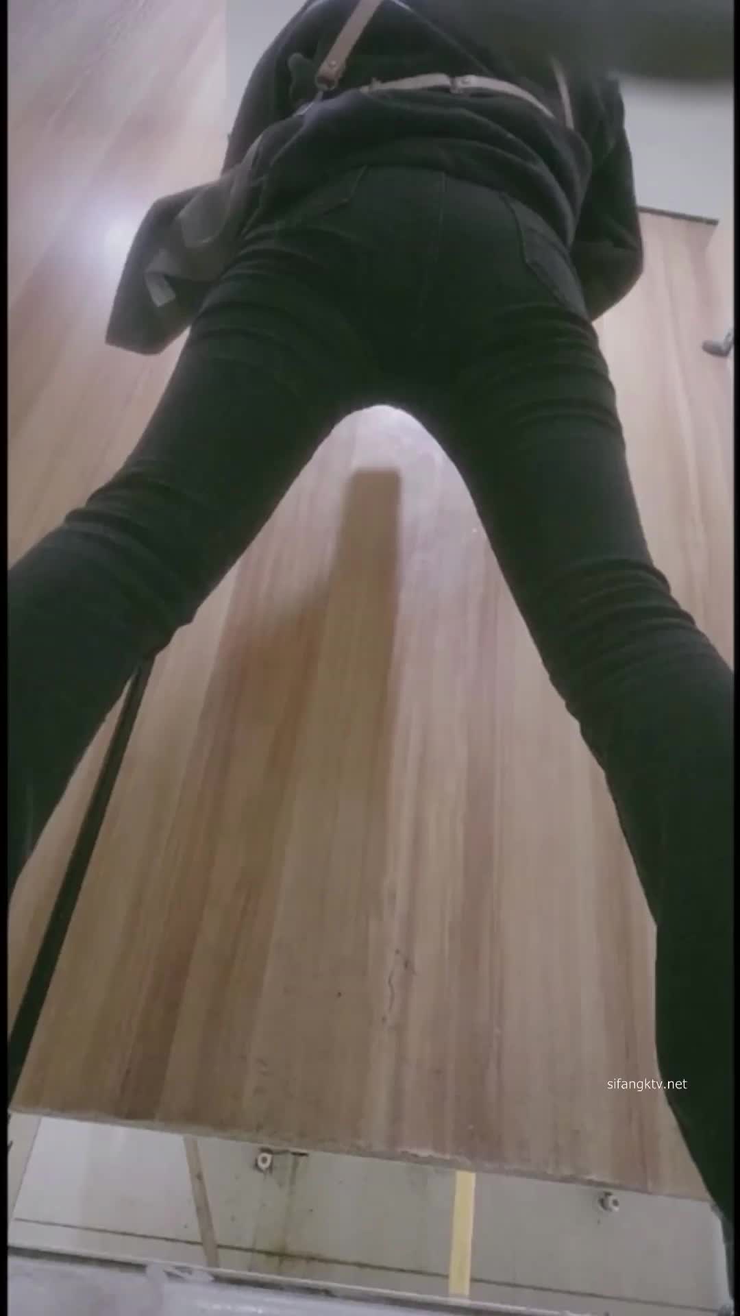 kcf9.com-二月新流出大神潜入高校女厕全景后拍 学妹尿尿妹子拉稀把粑粑拉裤子上