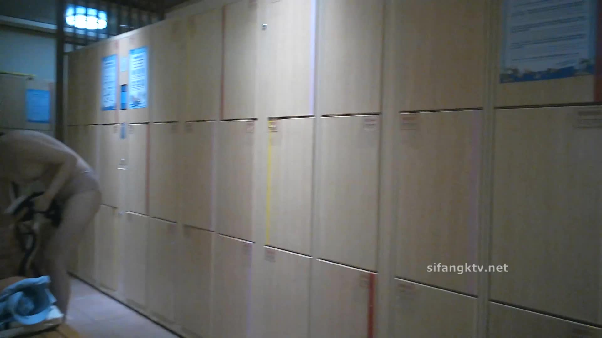 ★☆极品流出☆★十一月新流出大神潜入水上乐园更衣室移动偷拍泳客更衣连体泳衣美女VS戴隐形文胸的巨乳美少妇