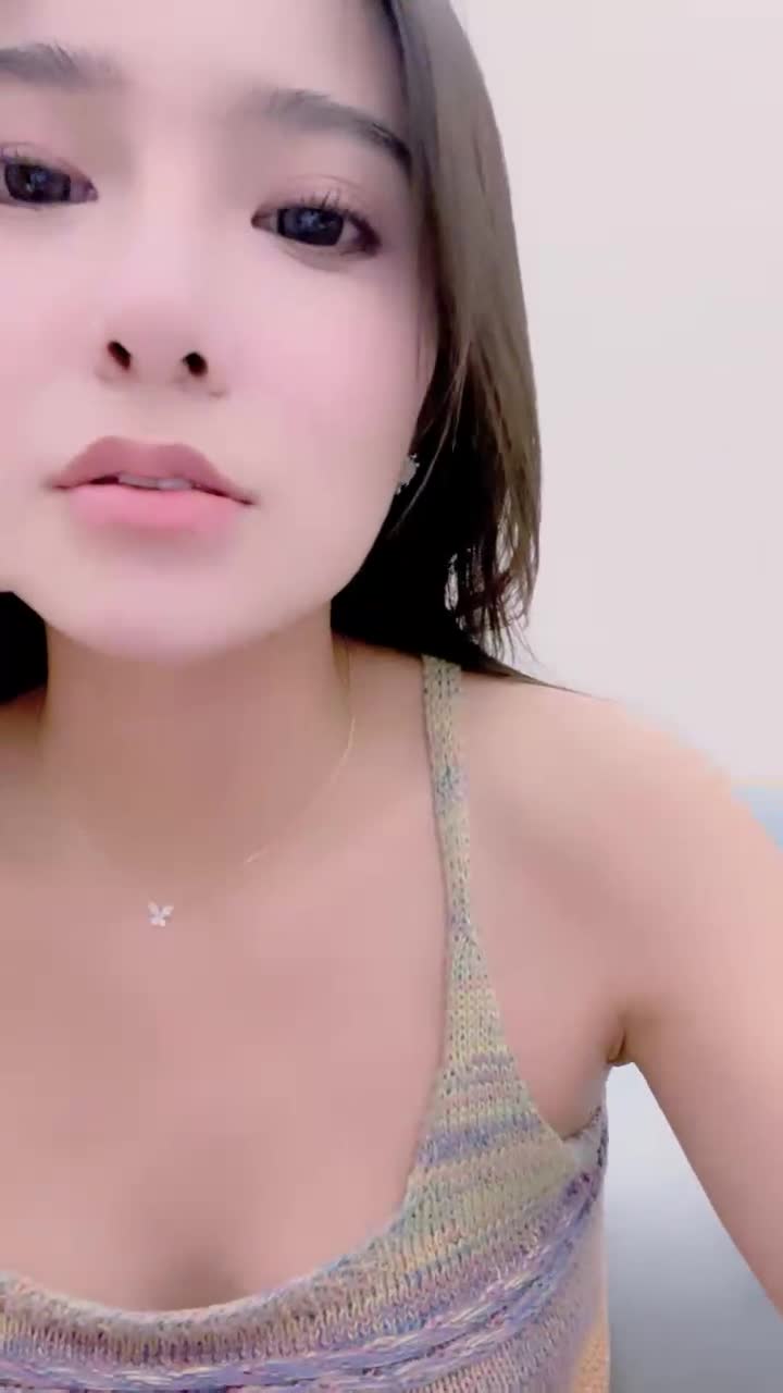 2024年2月新作，【我想吃草莓】，172极品尤物，御姐范风情万种，这大长腿家中脱光尽情摇摆 (17)