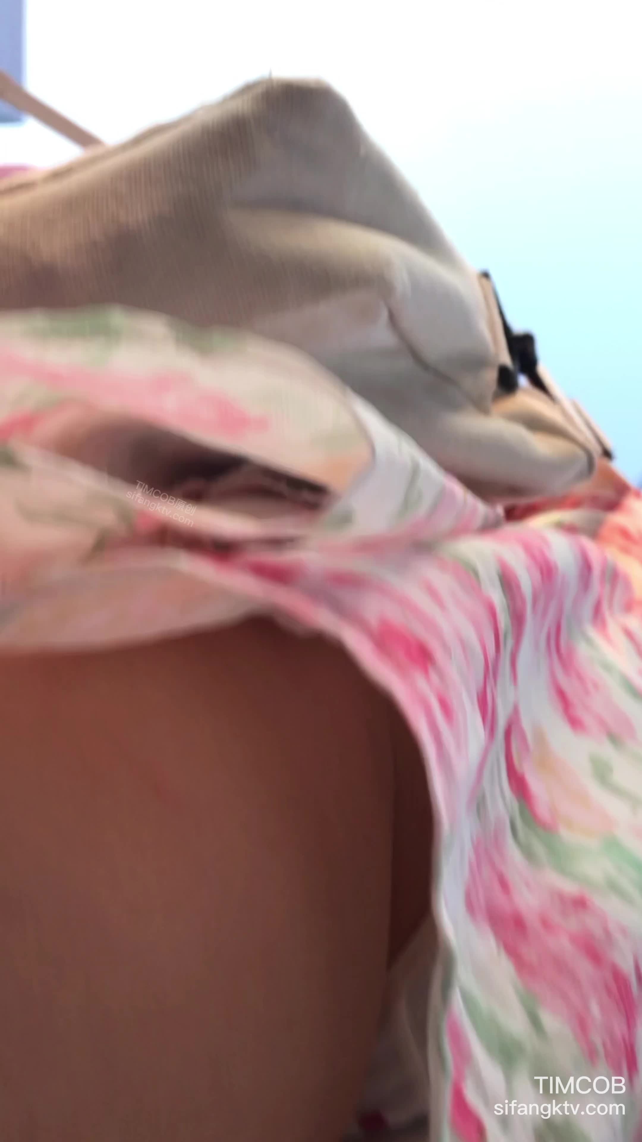 商场一路跟踪抄底几个不错的嫩妹 (4)