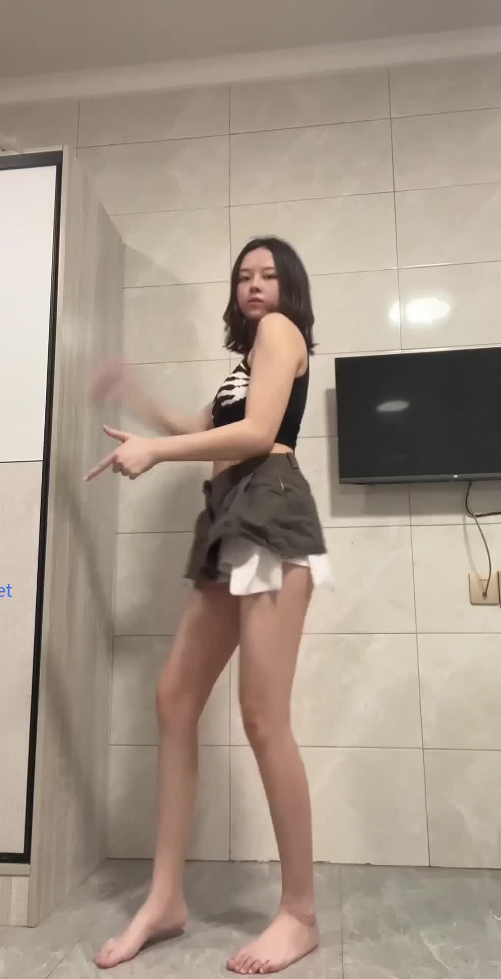 kcf9.com-价值1000的裸舞重磅 知名裸舞福利姬小西西！新年大礼包全露脸换装裸舞