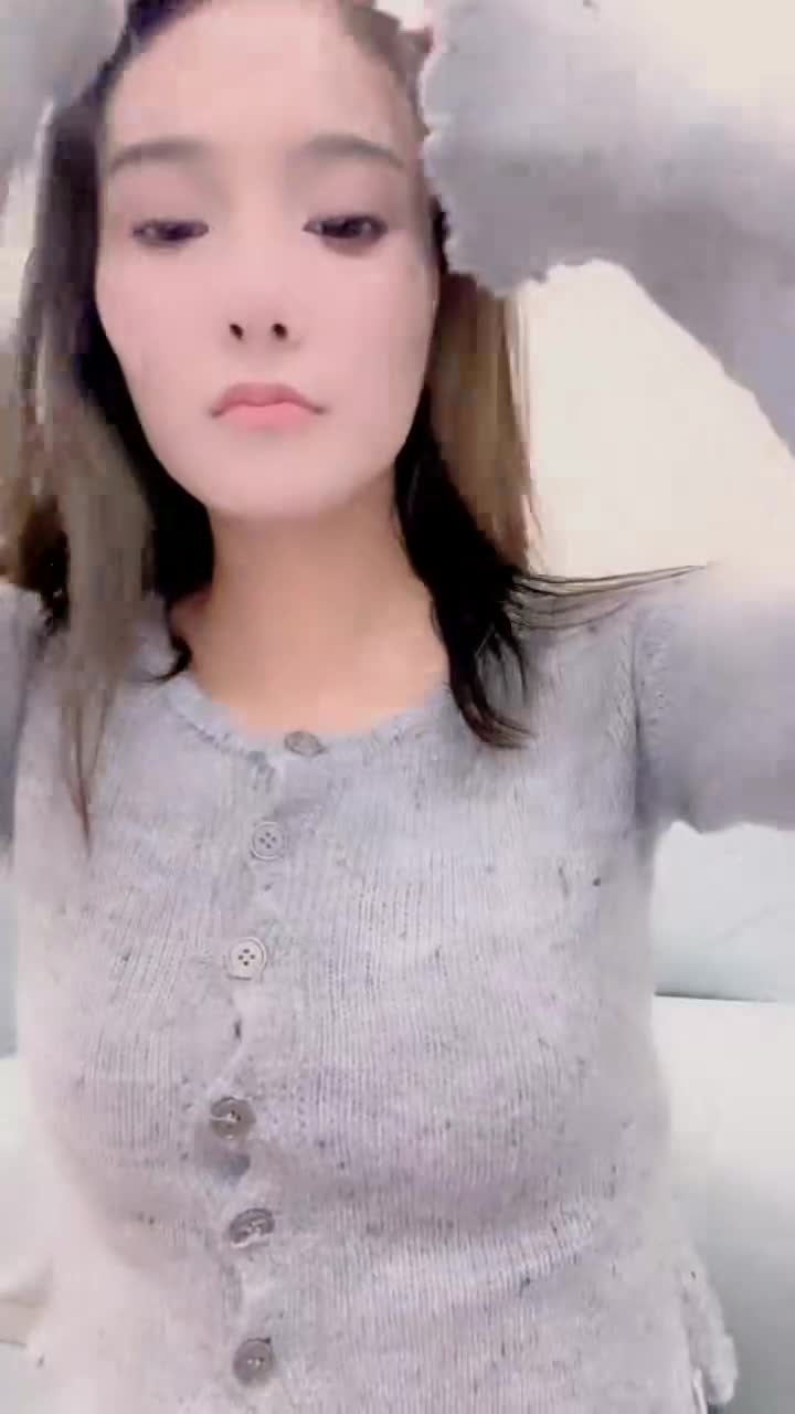 2024年2月新作，【我想吃草莓】，172极品尤物，御姐范风情万种，这大长腿家中脱光尽情摇摆 (15)