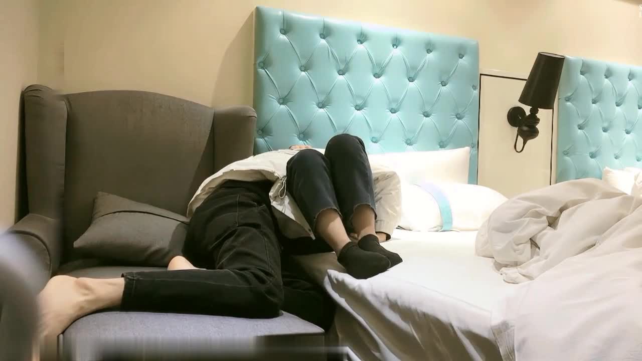 kcf9.com-粉嫩嫩大学生小美女约到酒店 极品精致白皙肉体 美臀美腿蜜桃粉逼 激情做爱