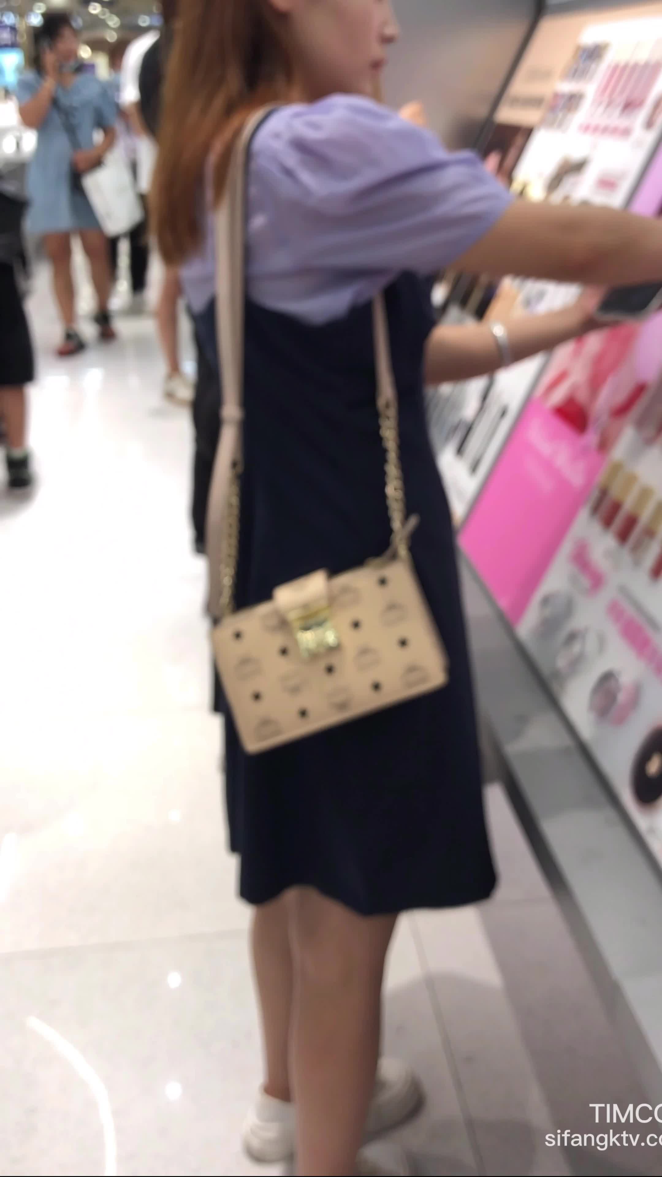 商场一路跟踪抄底几个不错的嫩妹 (5)