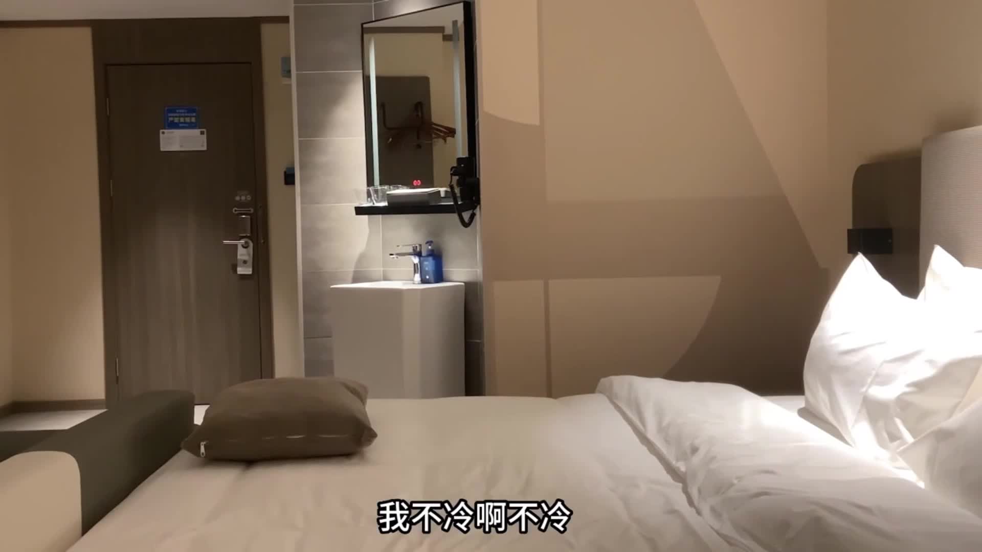 kcf9.com-漂亮美眉吃鸡啪啪 啊啊你轻一点 很痛吗 太大了我下面还不是很松 身材娇小 小娇乳 很可爱的妹子