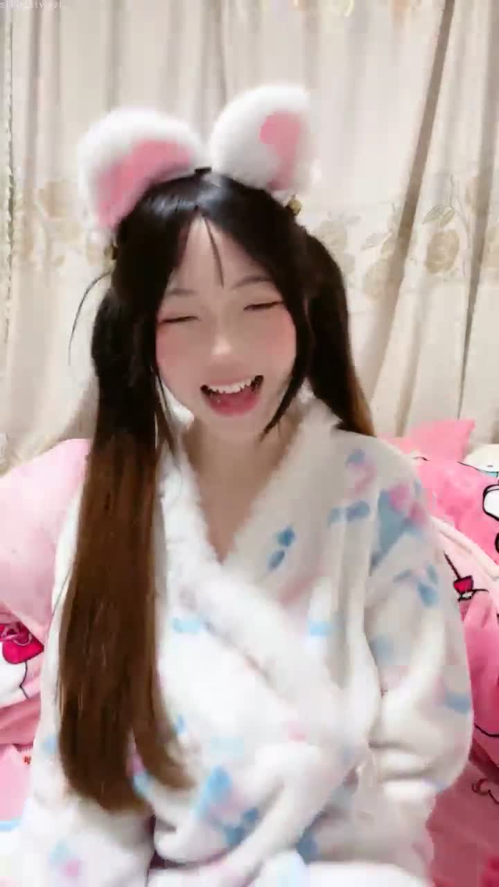 【甜甜呀】超甜美小学妹!~道具自慰~翻白眼~喷水!【18v】 (17)