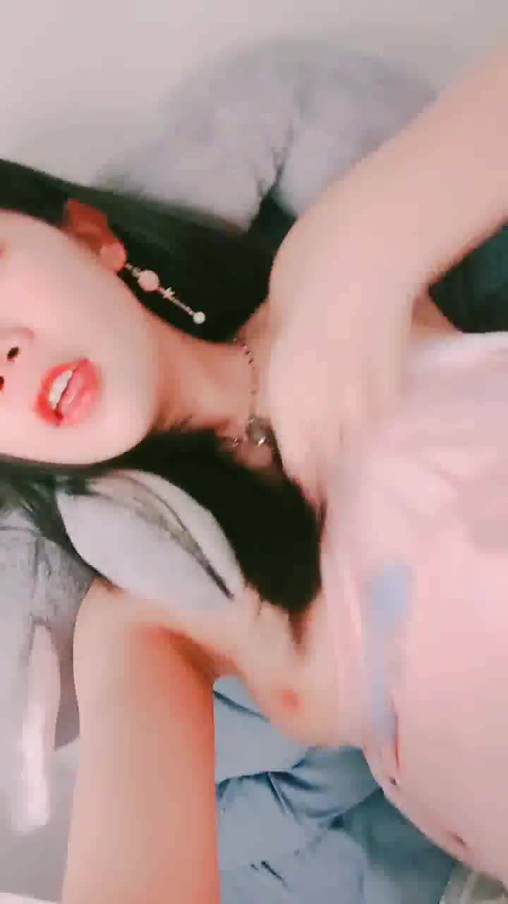 粉嫩少女【萝莉兔兔】淫荡小萝莉~特写尿尿~超长道具自慰喷水【14V】 (11)