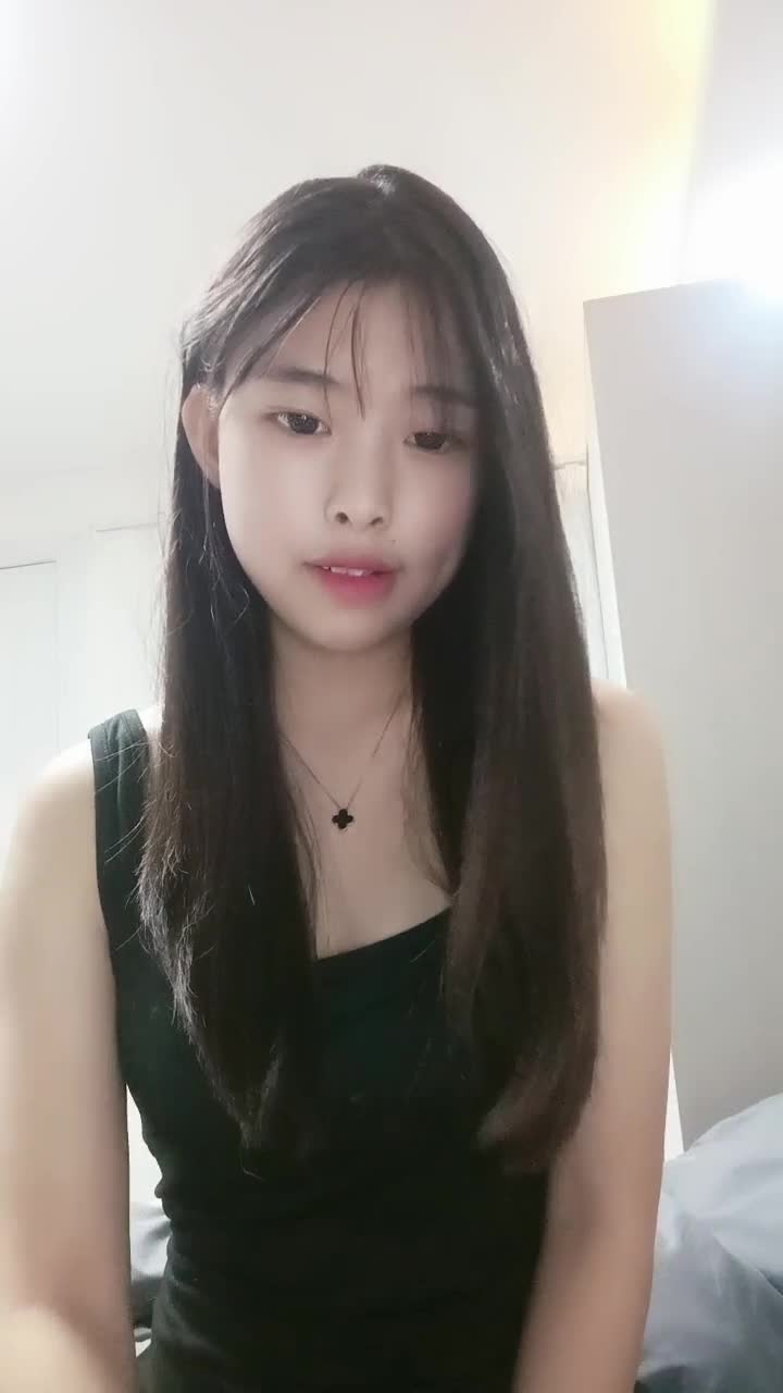 前凸后翘~发育超好的极品学生妹~【小草莓真好吃】道具自慰【13v】 (9)