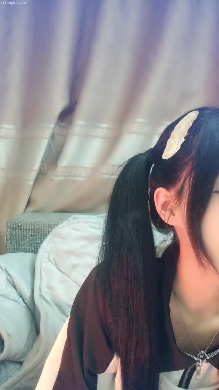 刚成年的小妹妹【小易的so啵啵】骚舞诱惑~扣穴自慰 【21V】 (17)