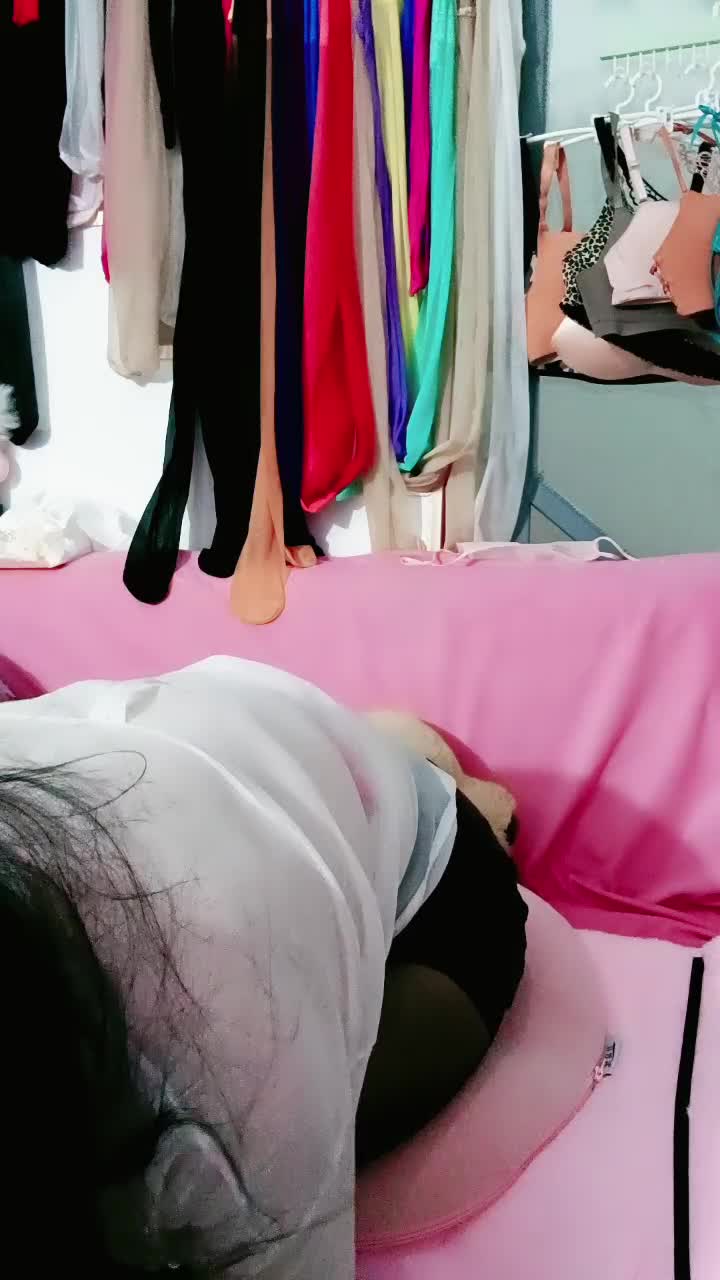 【全网第一翘臀】蝴蝶逼丝袜~丝袜掰逼~扣逼自慰~性感肥臀丝袜【20V】 (17).MP4