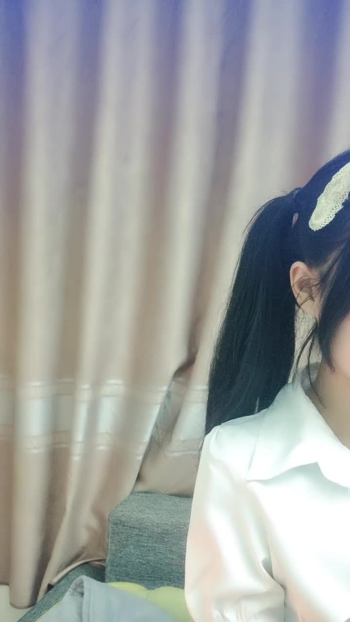 刚成年的小妹妹【小易的so啵啵】骚舞诱惑~扣穴自慰 【21V】 (18)