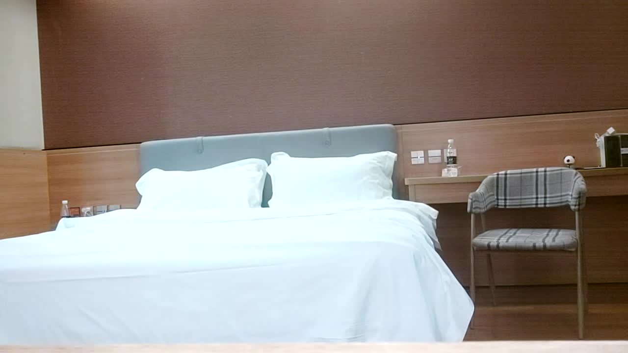 kcf9.com-2023-3-2【用利顶你】极品外围兼职嫩妹，外表文静美腿，撩起裙子一顿摸，扣完穴直接草