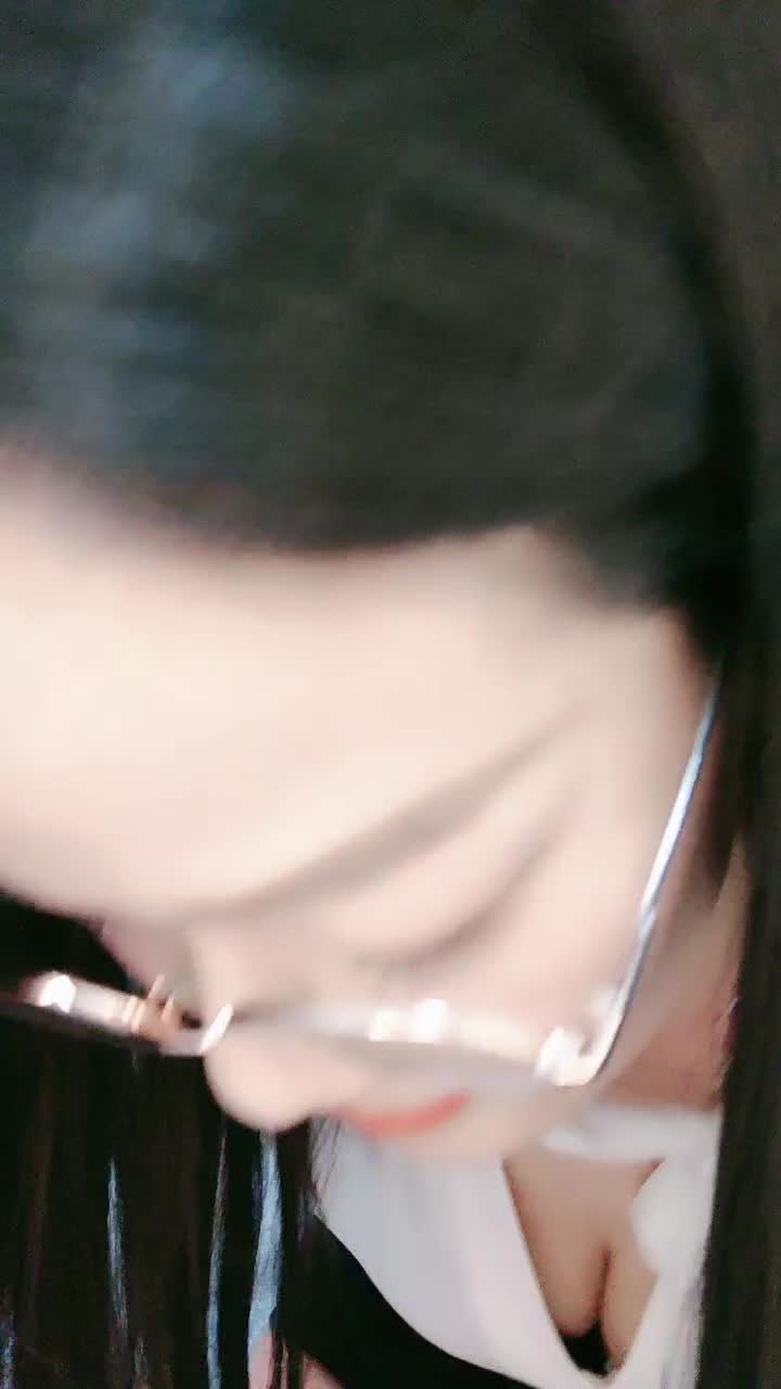 超美反差女神【李沁沁】眼镜一带骚劲拉满~尺度大好~喷出高远【12V】 (1)