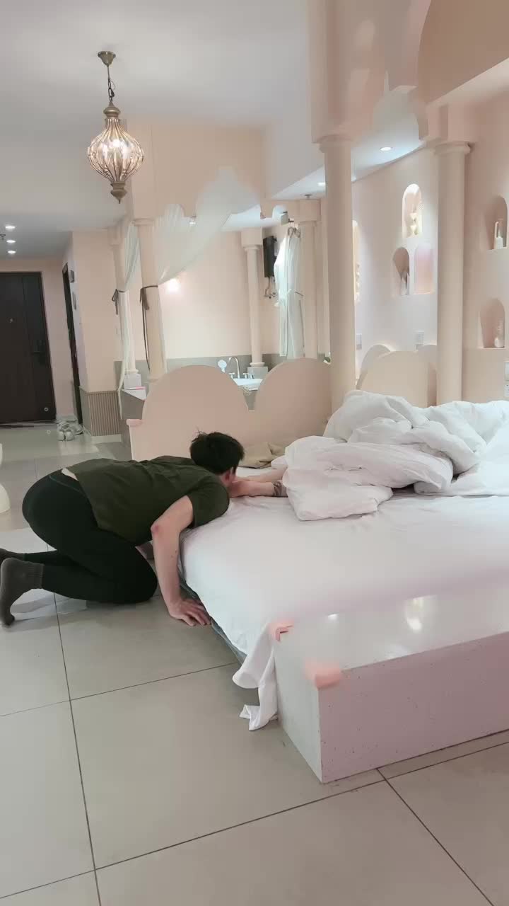 套路直播超高颜值女王❤️领主❤️跟着妈妈一起套着丝袜撸鸡巴 进行龟头责 玉足疯狂往贱狗嘴里怼【31V】 (27)