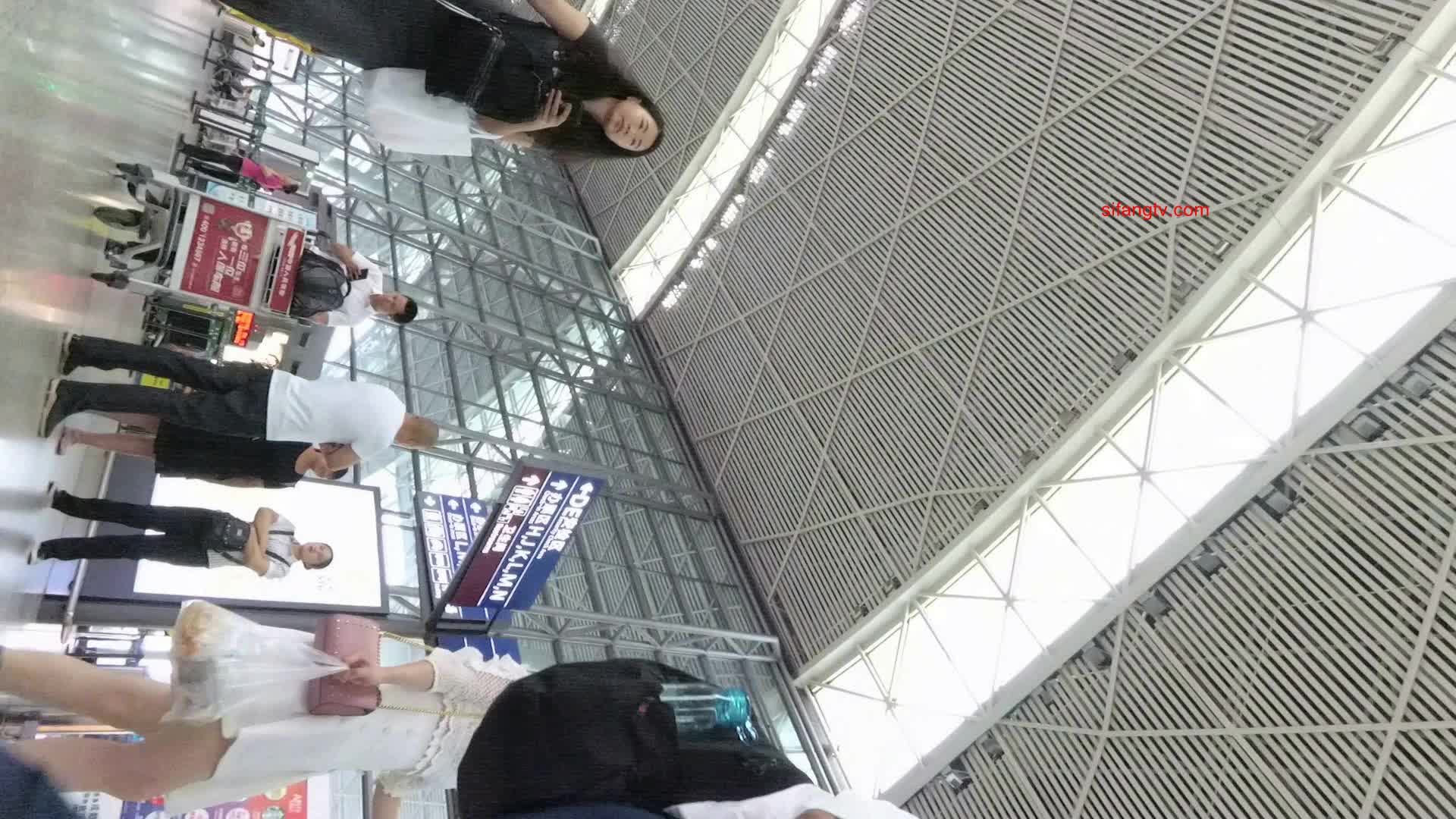 极品抄底 viss机场抄底系列 偷拍各种少妇嫩妹裙底【20v】 (18)