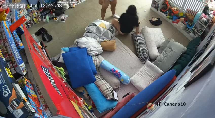 kcf9.com-2024-2月新流出黑客破解家庭网络摄像头偷拍 玩具发烧友小哥中午和媳妇在客厅啪啪