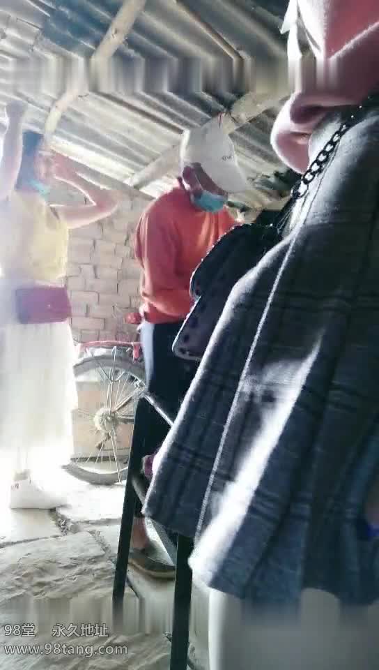 车震野战露出【浪逼淫妹】姐妹花露脸与大哥激情户外双飞，丝袜情趣刺激野战，吃著鸡巴抠著逼，开档丝袜各种体位轮流草两女【15v】 (12)