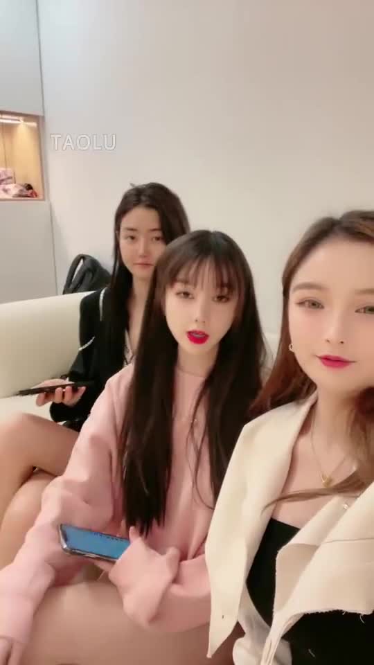 狠辣女王❤️樱桃❤️ 开发闺蜜 家奴伺候吃饭 黑丝红绿灯 女仆店真实开发 强制圣水 【47V】 (23)