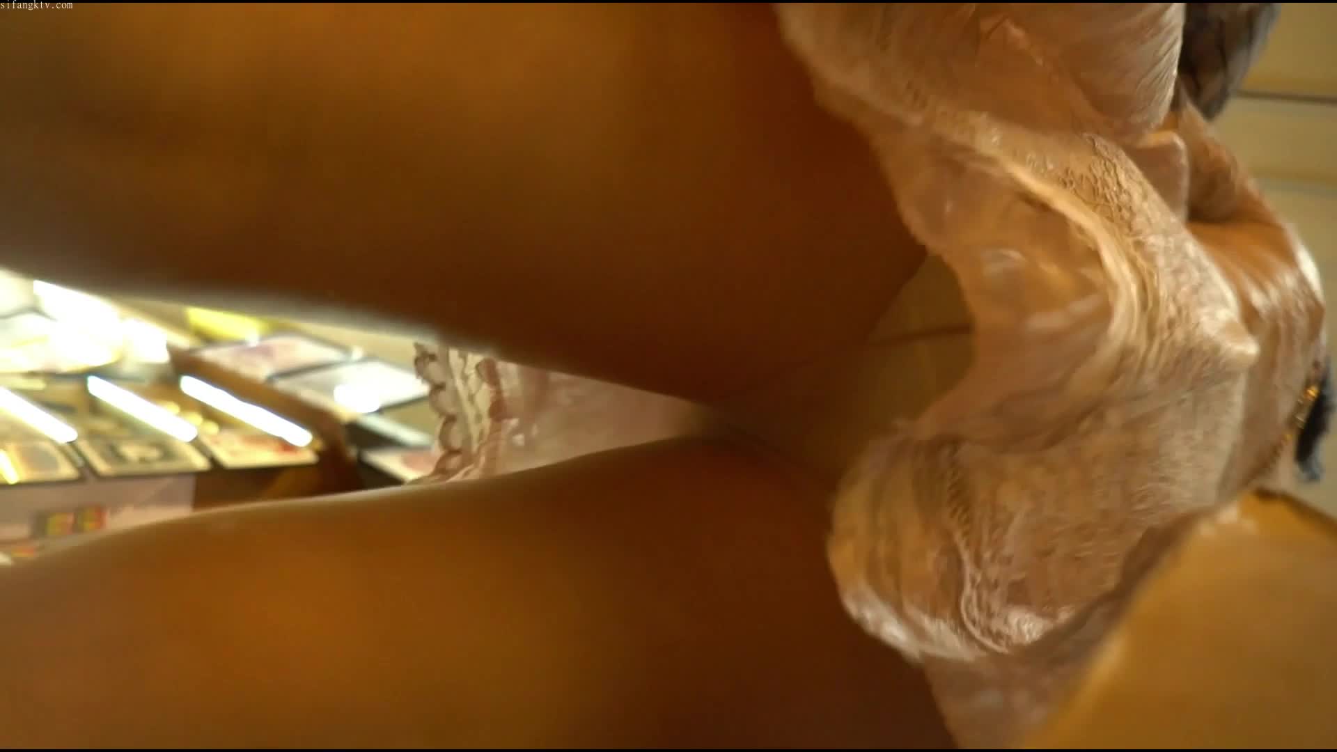 街拍CD】【顶点大师抄底】商场抄底 好多精品的丝袜妹子 丁字内内诱惑十足【130v】 (130)