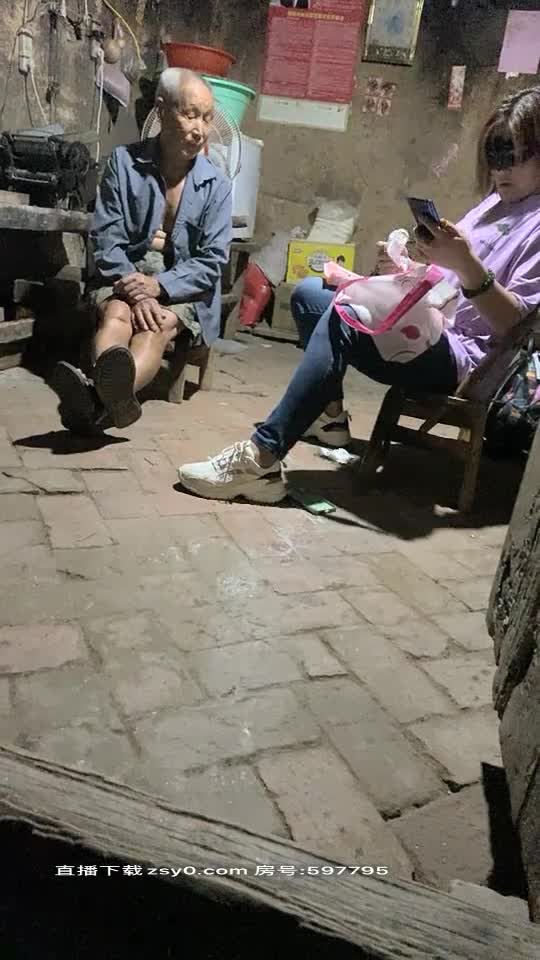 【燕姐勾搭老头】户外勾搭老头啪啪~老头白发苍苍不曾想鸡鸡给力~再展雄风【55V】 (21)