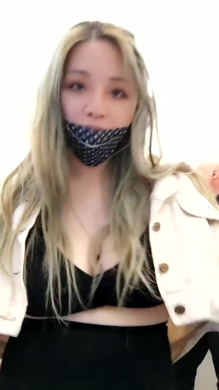 【户外骚小婕】餐饮店，超市，药店露出，背着游客抖奶揉奶自慰【61v】 (7)