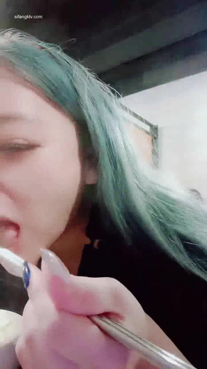 【户外骚小婕】餐饮店，超市，药店露出，背着游客抖奶揉奶自慰【61v】 (7)