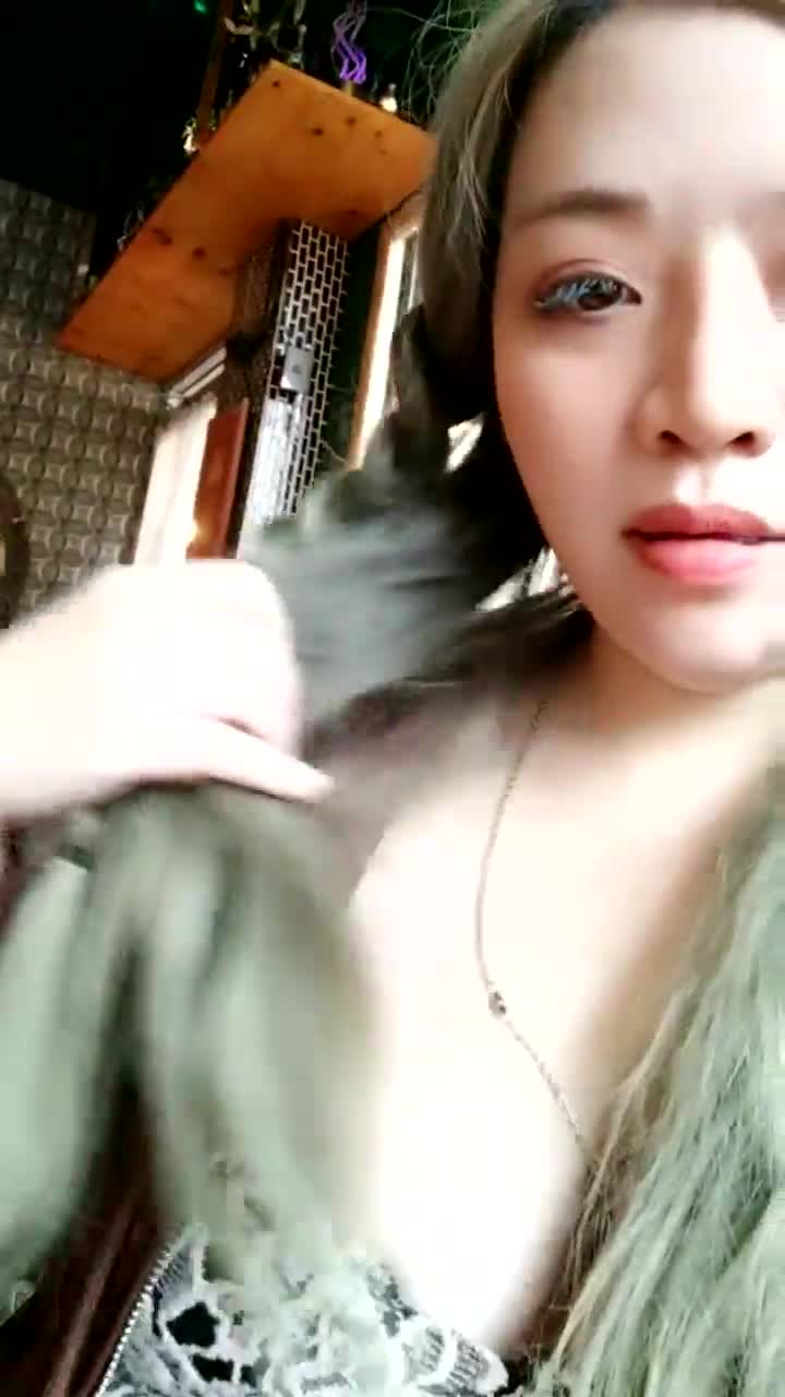 【户外骚小婕】餐饮店，超市，药店露出，背着游客抖奶揉奶自慰【61v】 (5)