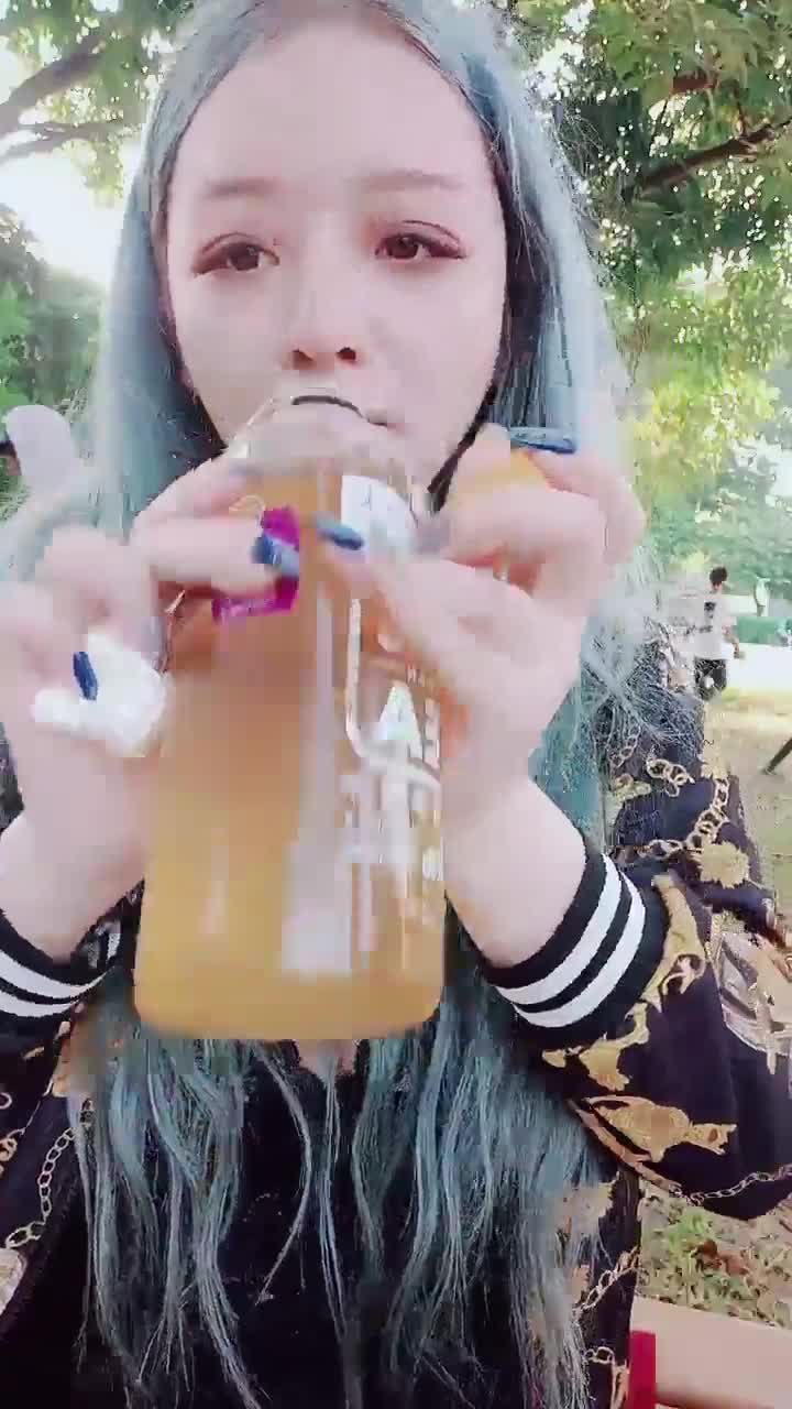 【户外骚小婕】餐饮店，超市，药店露出，背着游客抖奶揉奶自慰【61v】 (35)