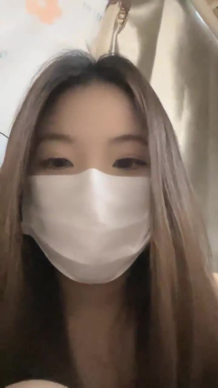 绿播女神下海！【小贝贝不睡觉】部分密码房~宿舍揉奶自慰 跳弹道具狂震~【44v】 (32)