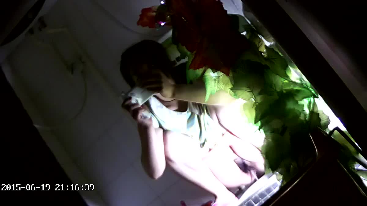 卫生间偷拍 女生背刺室友 偷拍宿舍闺蜜卫生间洗澡更衣 尿尿生活日常【200v】 (218)