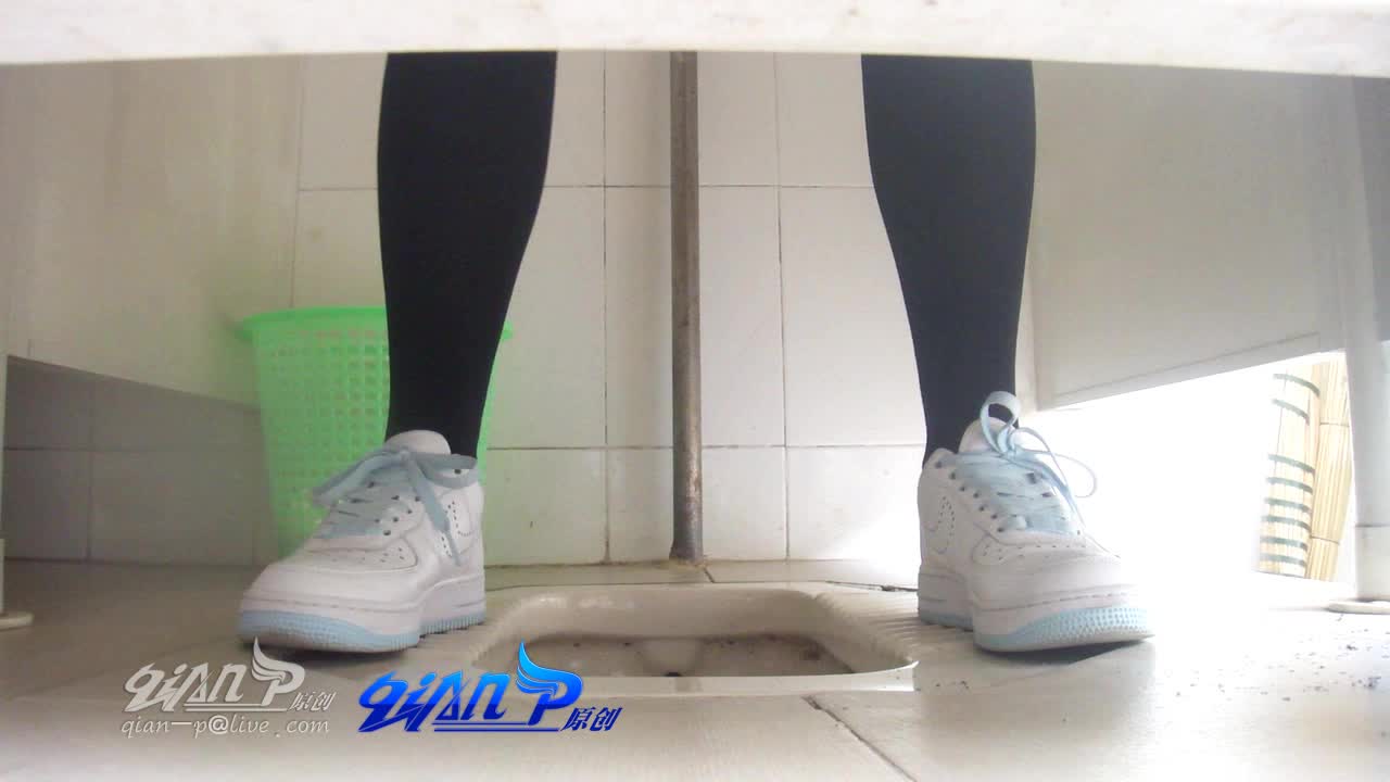 Qian-P系列 商场厕拍合集，超清特写 阴毛阴唇清晰可见 好多高颜值 白领 学生妹【600v】 (4)