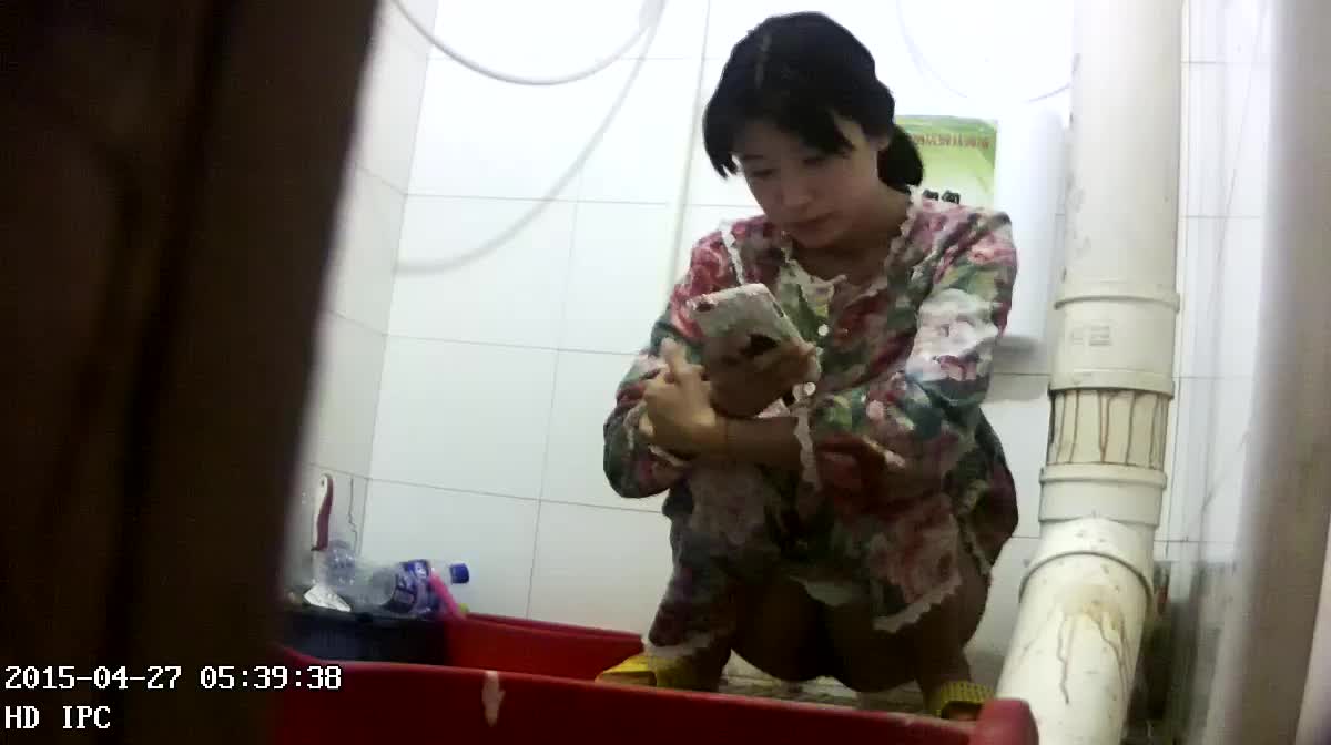 卫生间偷拍 女生背刺室友 偷拍宿舍闺蜜卫生间洗澡更衣 尿尿生活日常【200v】 (74)