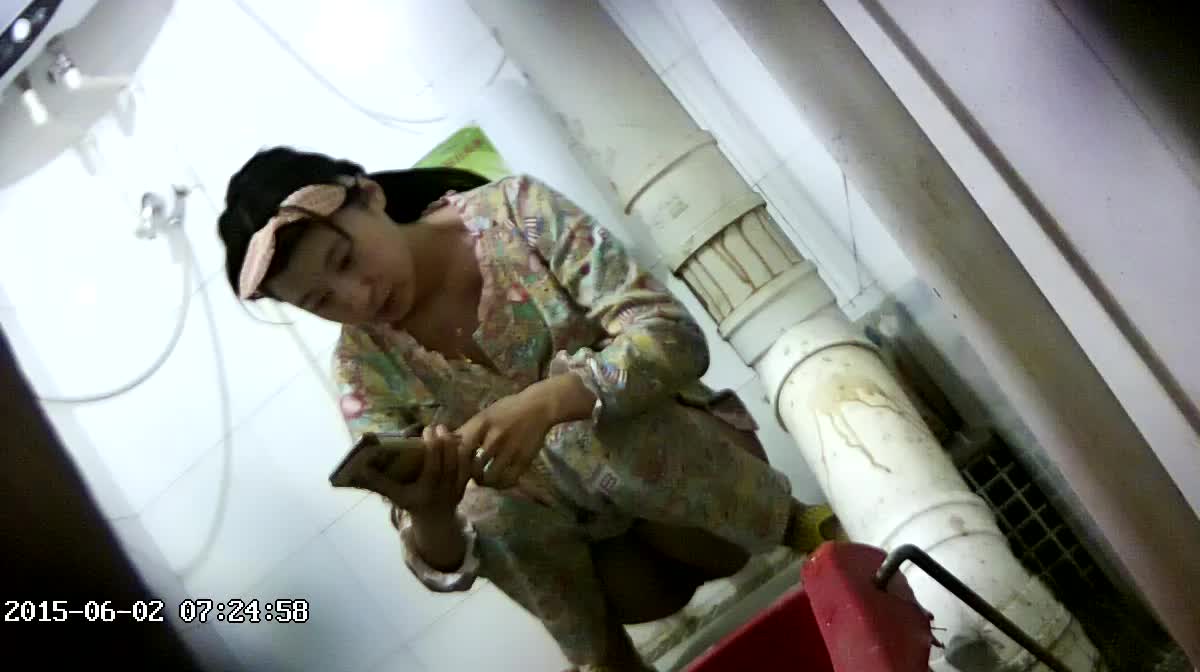 卫生间偷拍 女生背刺室友 偷拍宿舍闺蜜卫生间洗澡更衣 尿尿生活日常【200v】 (100)