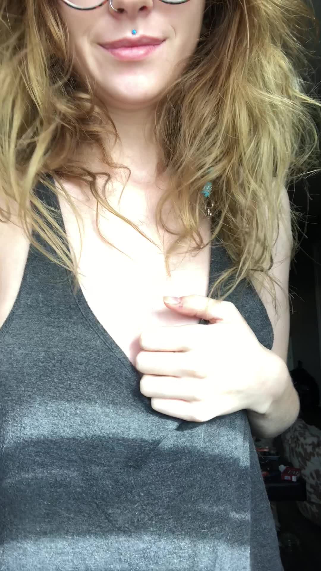 【自整理】金发萝莉少女忍不住在床上自慰，她的白虎馒头小蜜穴不停的往外流骚水！【166V】 (23)