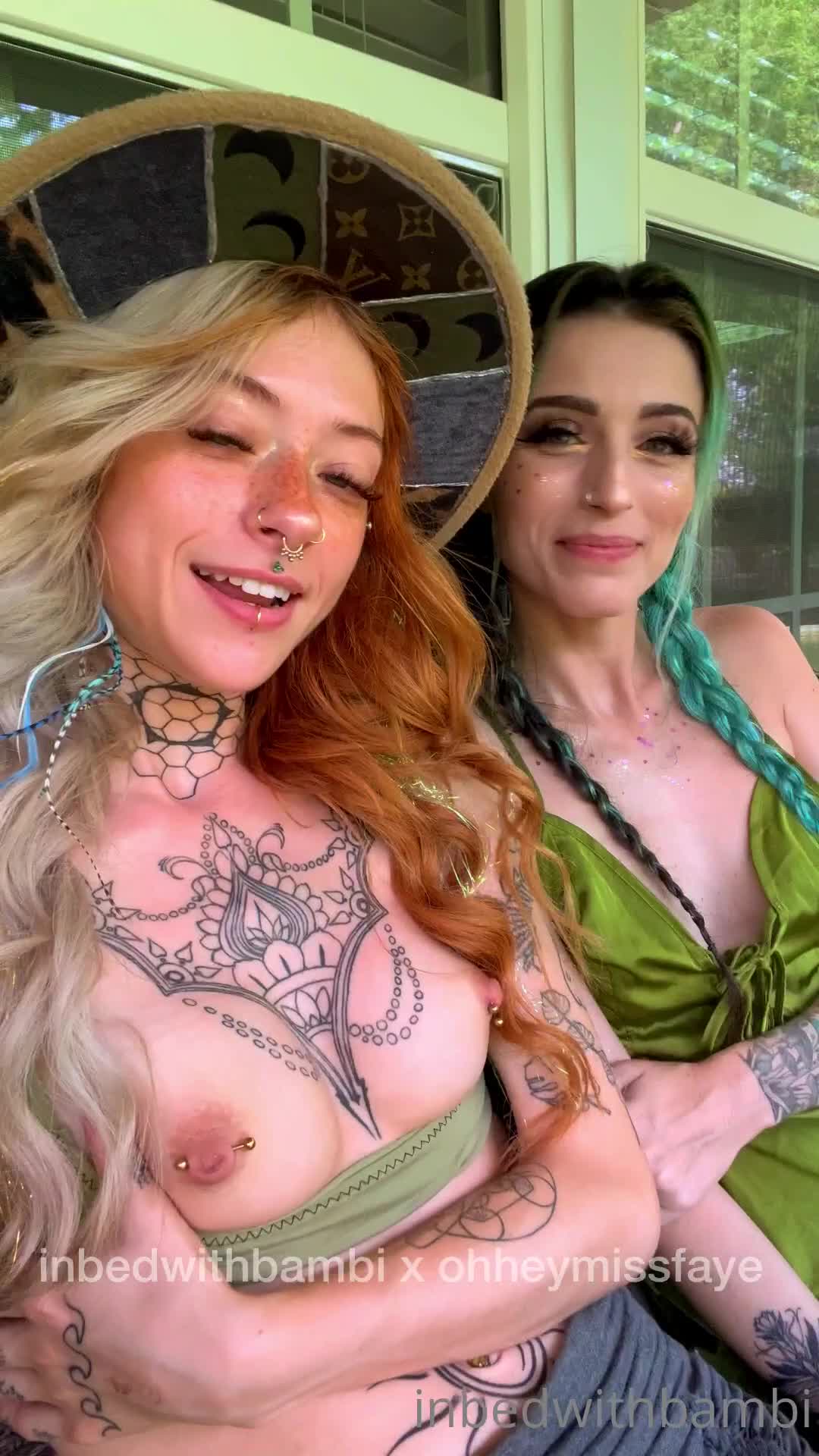 【自整理】金发萝莉少女忍不住在床上自慰，她的白虎馒头小蜜穴不停的往外流骚水！【166V】2 (29)