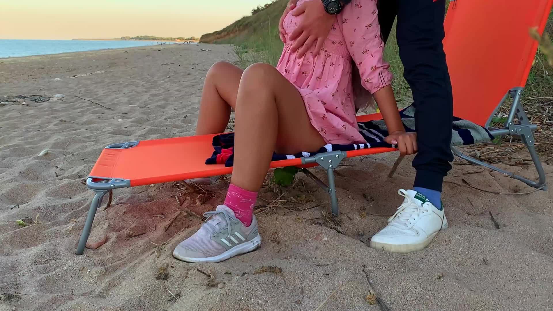 日落时在公共海滩上指法和卡明